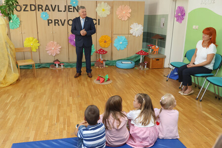 SPREJEM PRVOŠOLČKOV UNEC 03 FOTO LJUBO VUKELIČ
